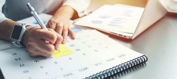 Using a calendar and planner with post-it