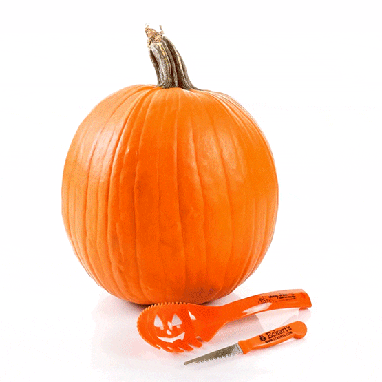 Carving Jack-o-lantern with customized pumpkin carving kit